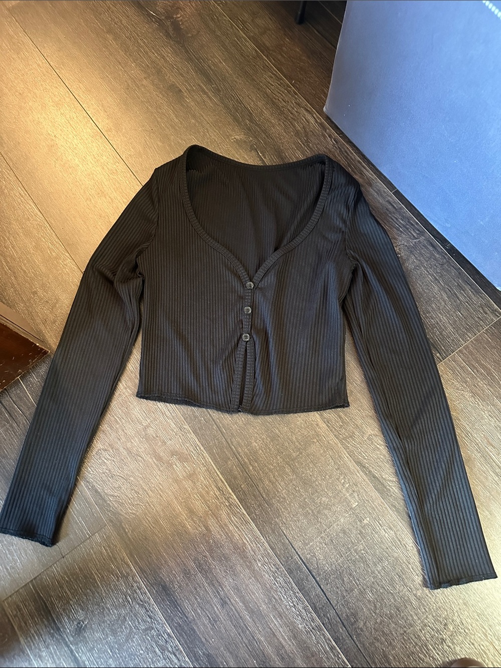 SHEIN Black Ribbed Long-Sleeve Button Crop Top
